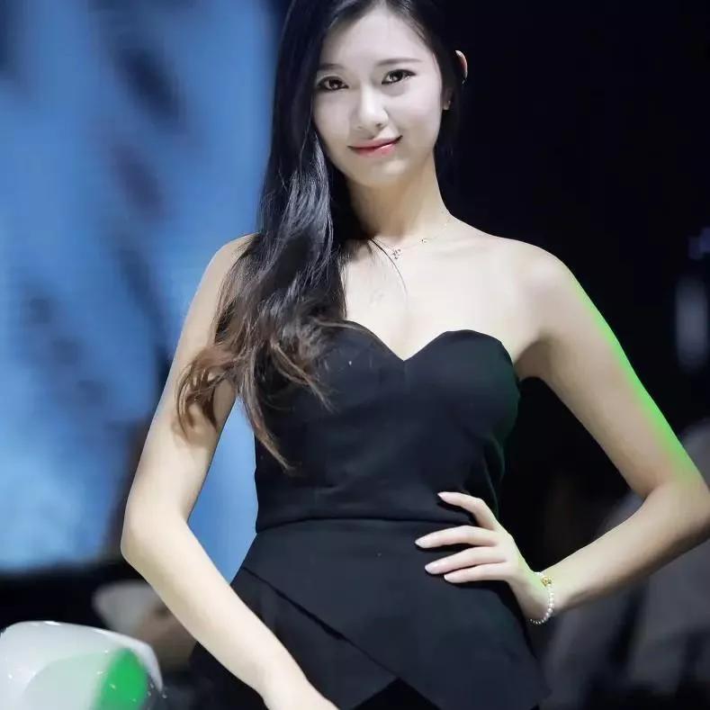 黑裙仙女，优雅动人，自信满满。气质黑裙 贵气黑裙女神 黑裙感美女 气质黑长裙 白