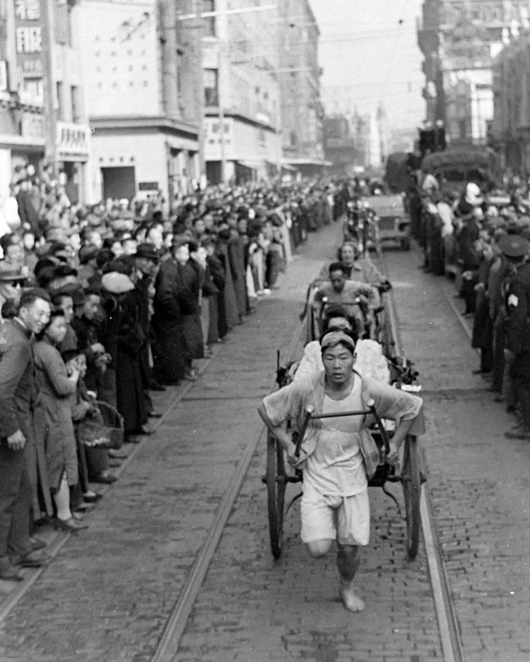 1945年11月，上海人力车赛，庆祝抗战胜利，乔治·拉克斯摄。