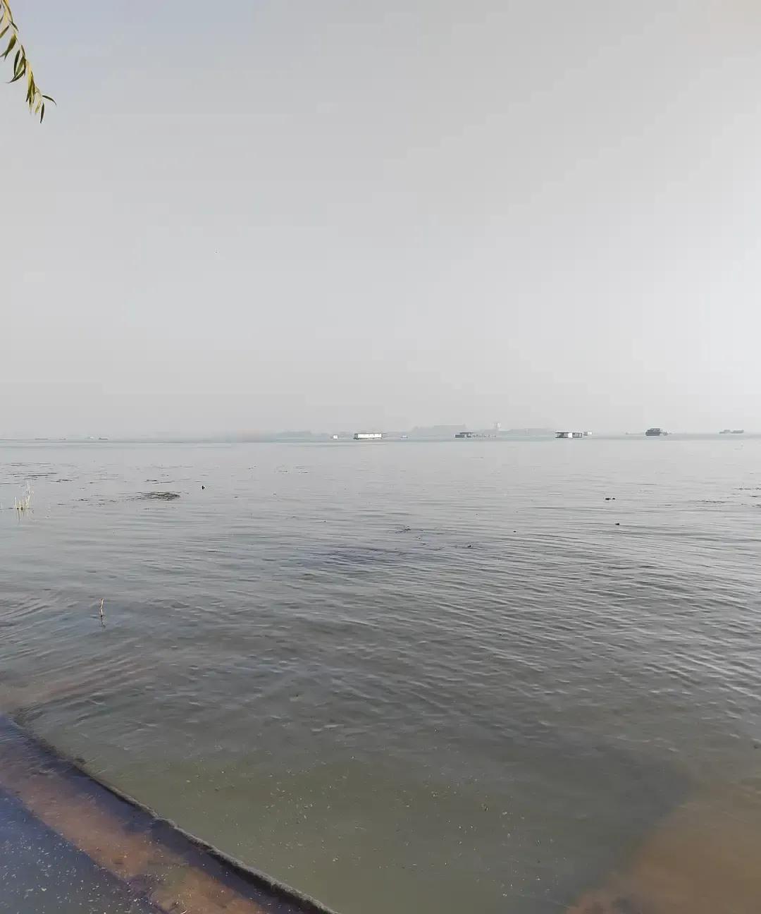 老顾把工资塞给情人，病倒后情人跑路，我和女儿借钱给他开刀。
术后他抹泪求原谅，又