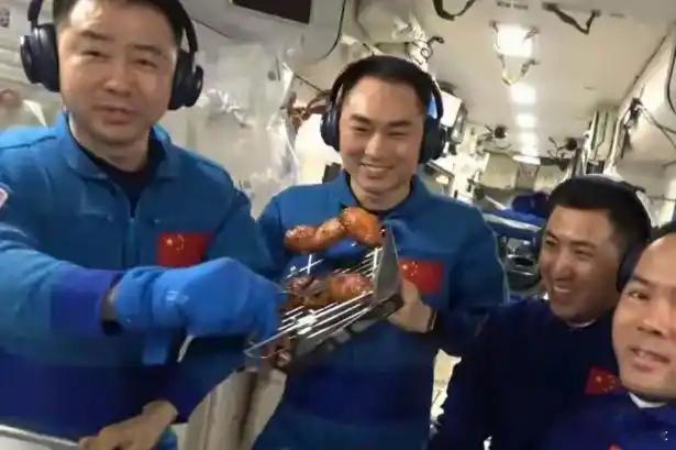 带我去月球把一块牛排送上太空，听起来像是奢侈的公关秀。四千公里外的中国空间站里，