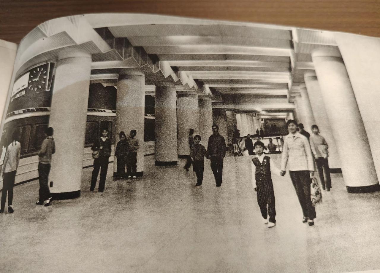 北京地铁。
前世今生，拍于七十年代。

北京地铁井然有序的秘密是什么 ​​​