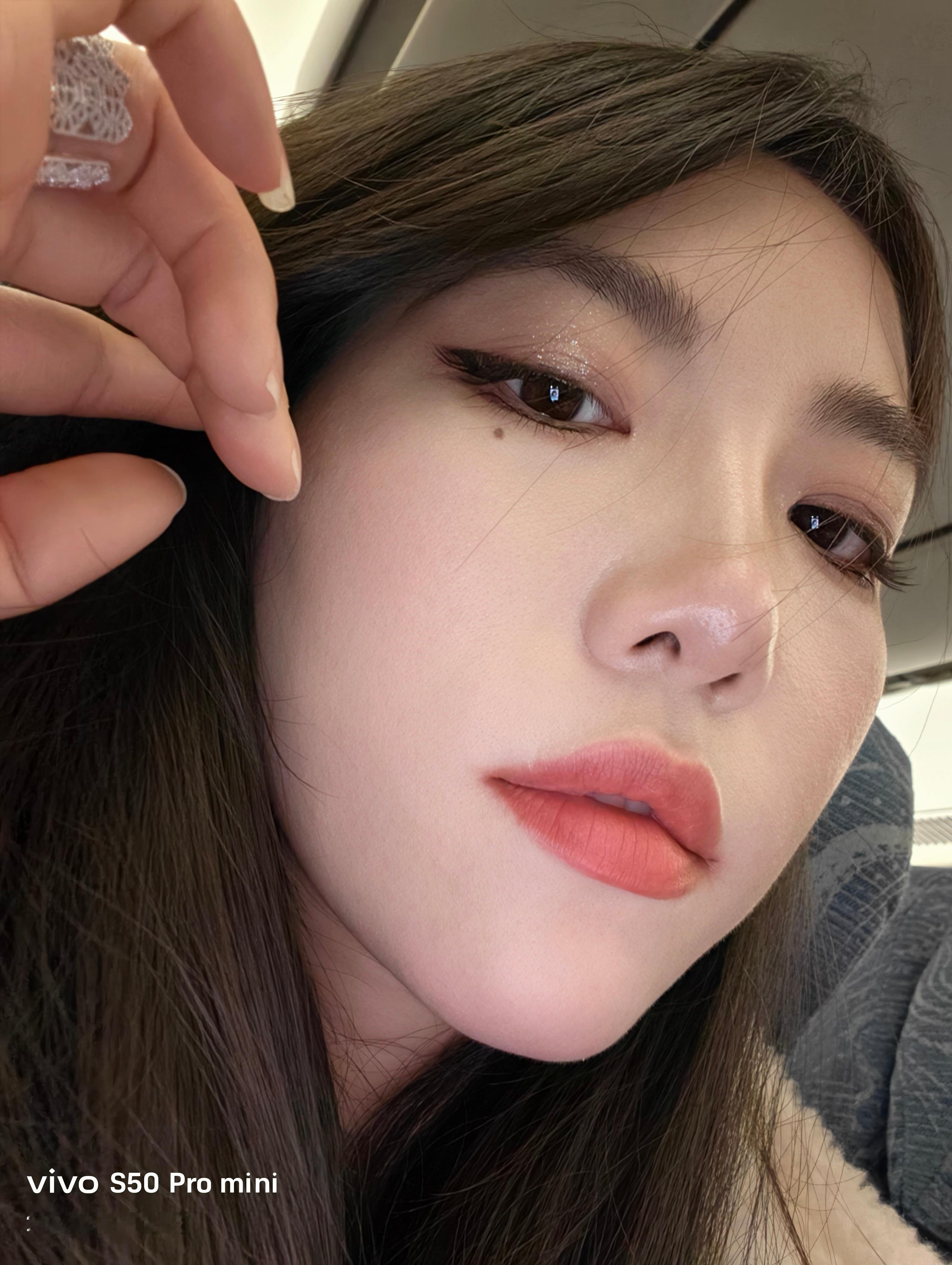 终于让我学会贴下眼睫毛了 ，自我欣赏拍了几十张照片了