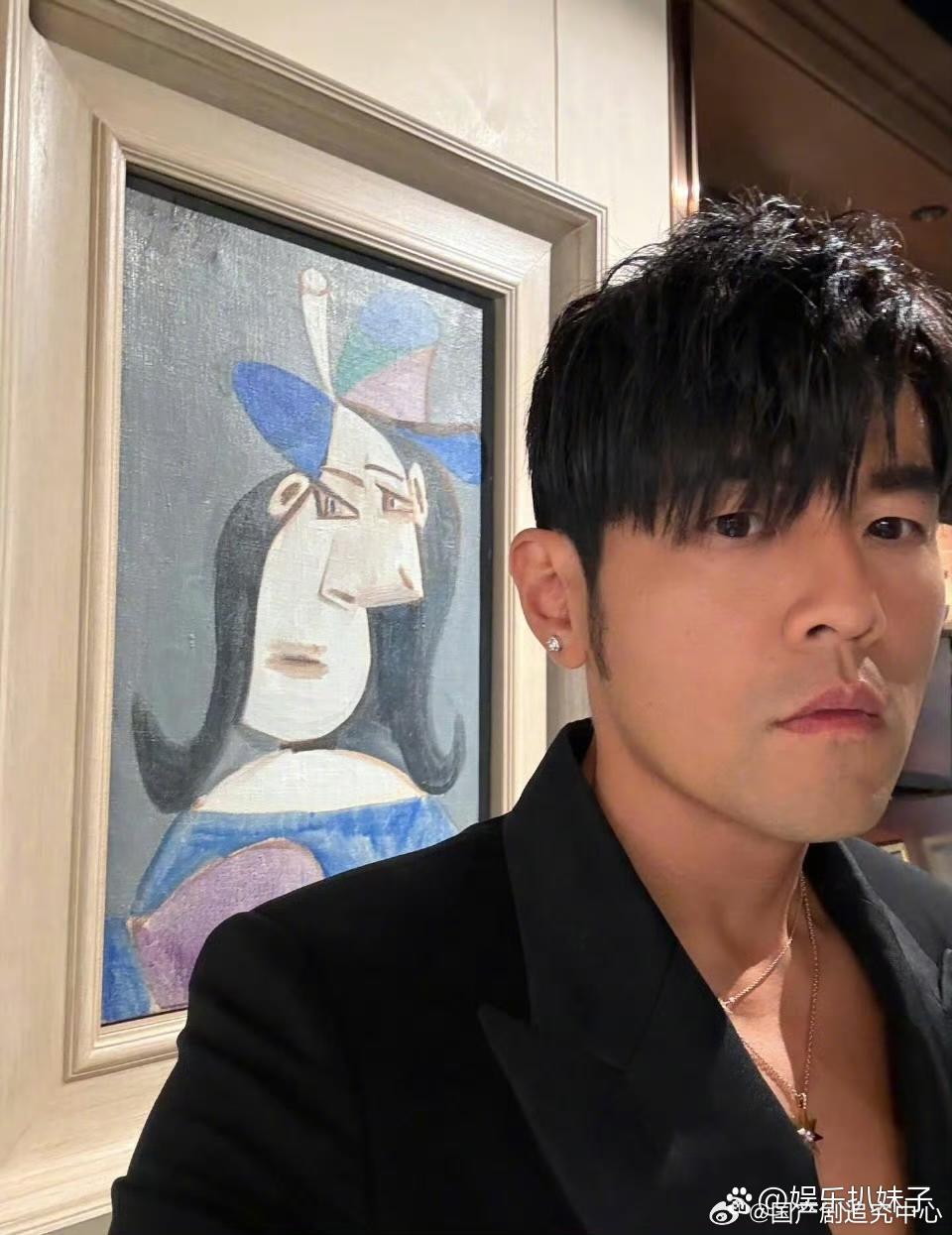 1.鹿晗刚分手的那段时间天天喝酒，喝多了就开始不受控制，超哥真随时把他守着。2.