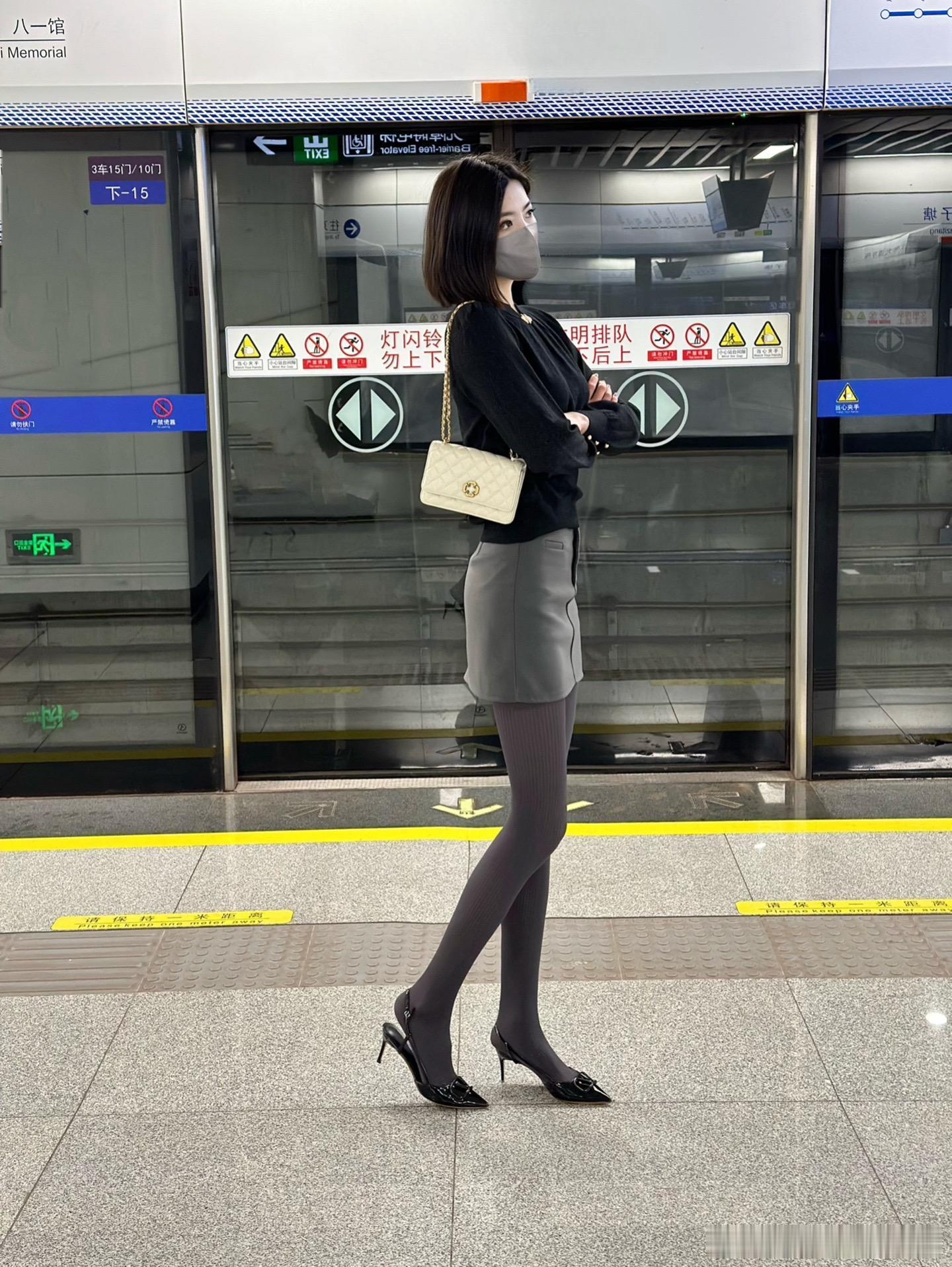 赶地铁的小姐姐 ​​​