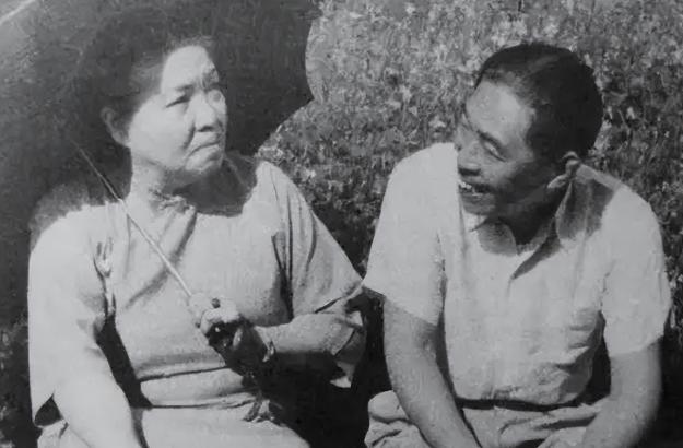 1928年，32岁的茅盾偷瞒着妻子和23岁的秦德君住在一起，1年后，秦德君怀孕了