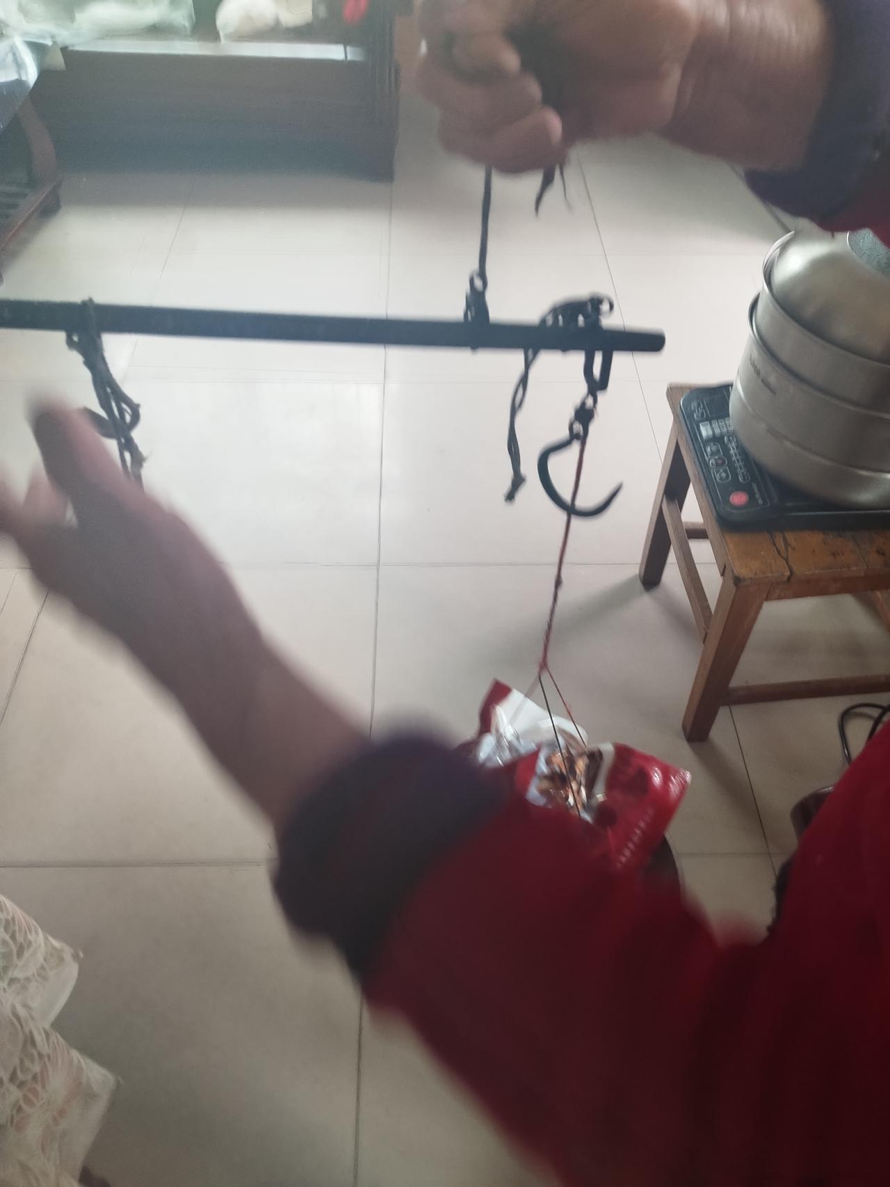 半斤为什么对的是八两?半斤对八两，是说以前计量单位实行的是十六两制。即一市斤为十