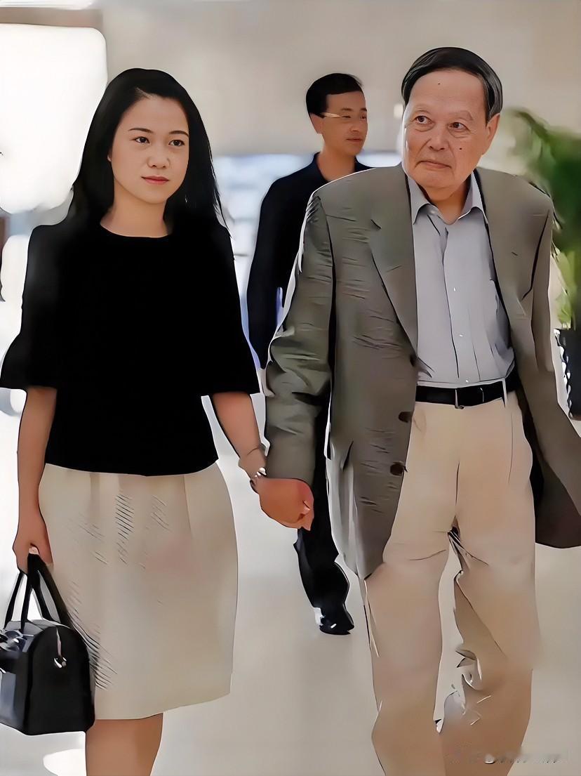 我们应当为翁帆女士正名。

长久以来，公众对她与杨振宁教授五十四岁龄差距的婚姻抱