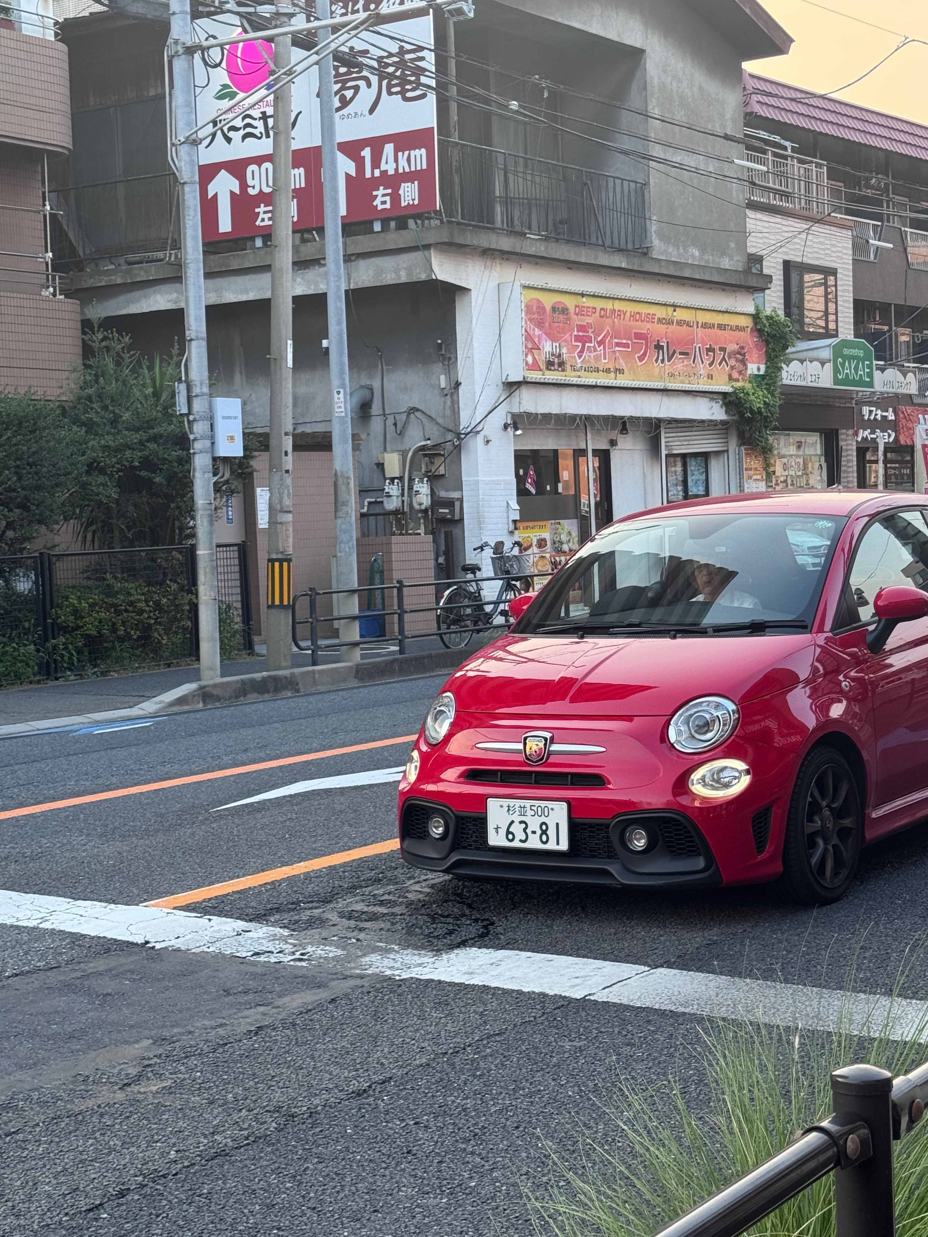 妈鸭 路遇一辆500 abarth 驾驶员是个白头发老太太[笑cry]全民拍车 
