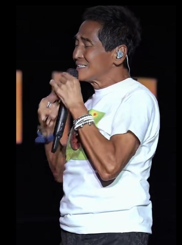 66岁的齐秦到底经历了些什么？他如此苍老了！在演出现场的舞台上，他吹起了口琴，很