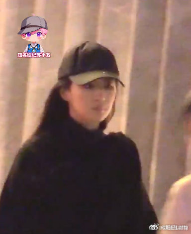狗仔镜头下的刘亦菲像在拍电影聚餐糊图路透，刘亦菲全黑紧身勾勒绝佳身段，优越骨相扛