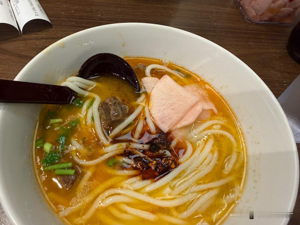 午餐，贵州米粉。
不过坐标在东京池袋北口。
米粉可以免费再加。
价格1300日元