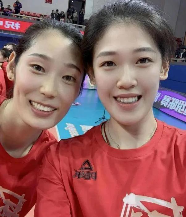 [赞][奋斗]朱婷、李盈莹将组成世界最豪华的主攻线！太美了！
朱婷官宣回归中国女