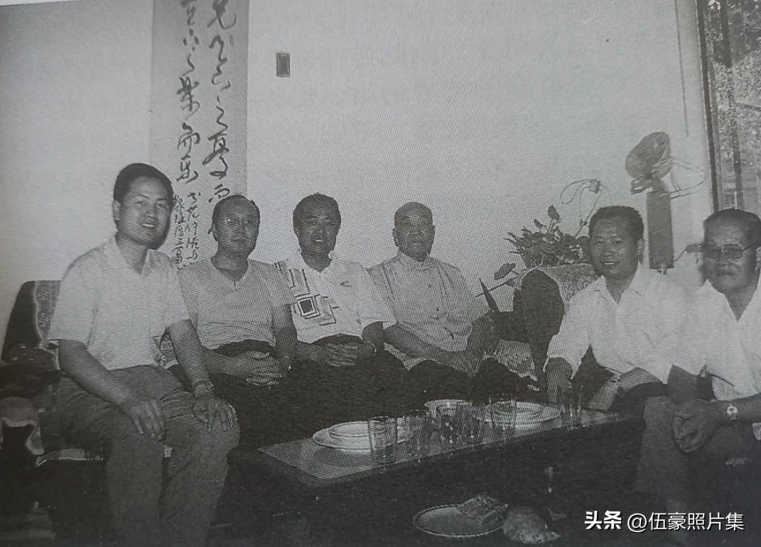 1995年，陆军第21集团军63师师长王万兴大校（右二）在63师老首长、21军政