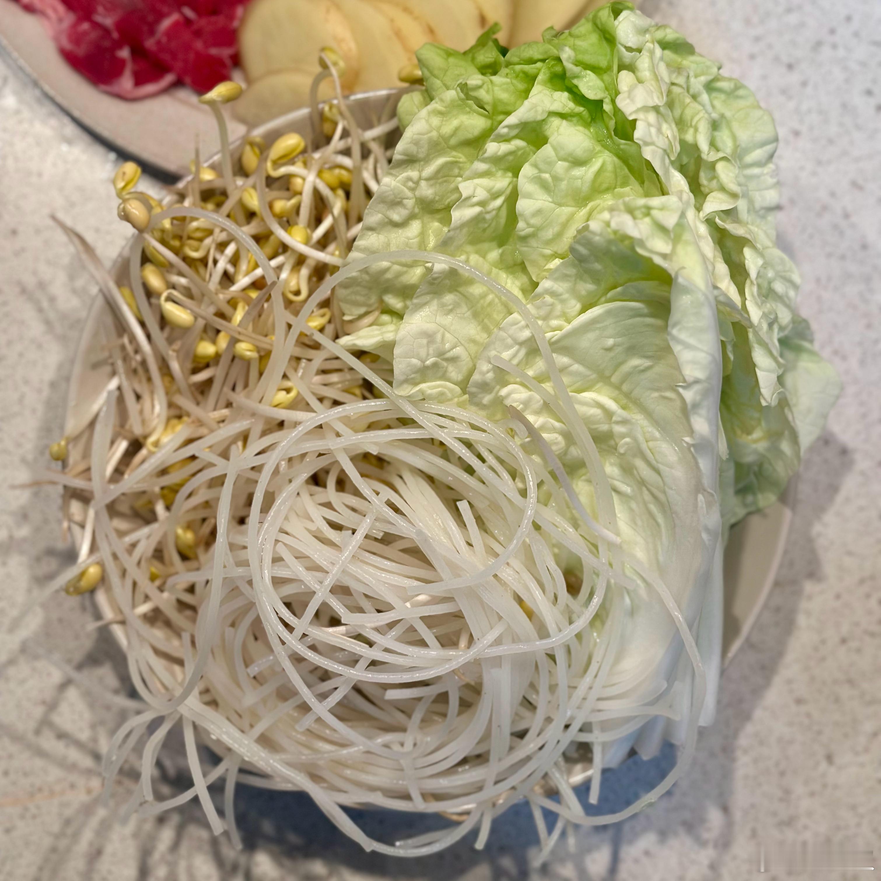 买到一块板腱，自己切片吃火锅。牛肉汤锅底，贵州煳辣椒蘸水。蔬菜准备了豆芽、白菜、
