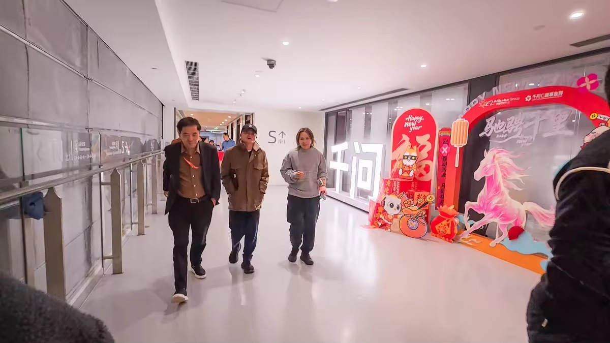 马云去千问项目组办公室了，明年AI又热闹了 