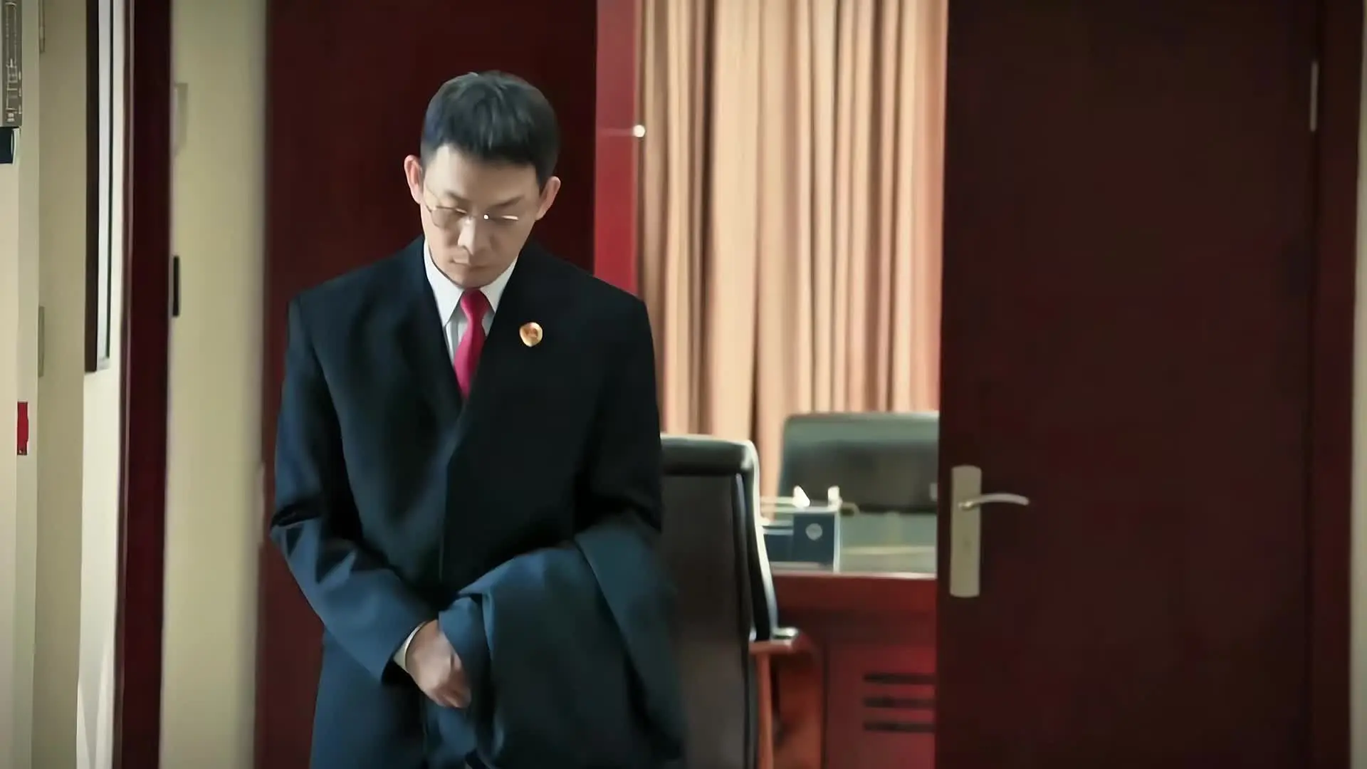 故事的最后 洪亮背后站满了他的同伴