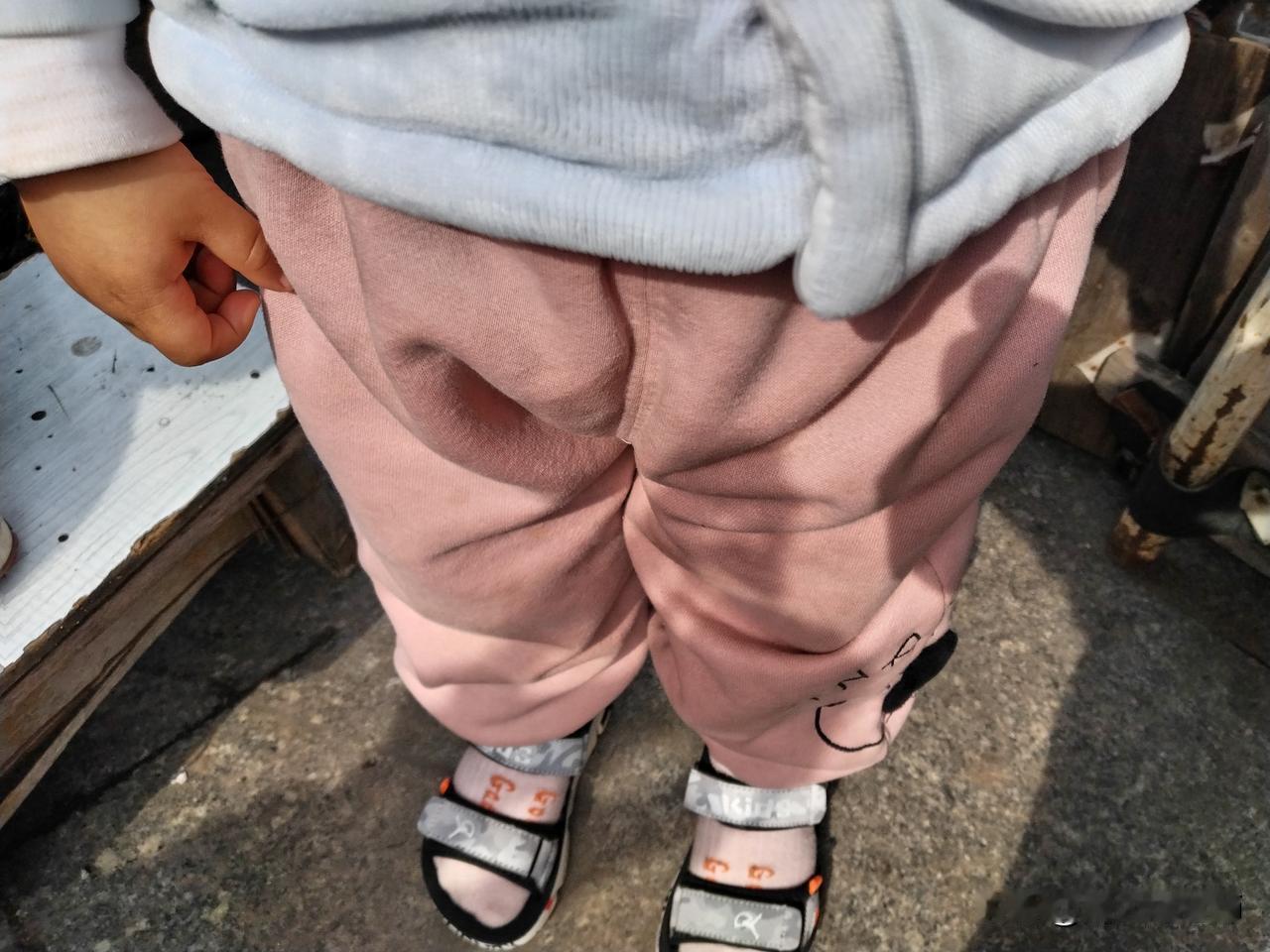 今天，自以为做了一件聪明的事，其实是蠢透了。
上午，我带孙女去东安大市场玩，小宝