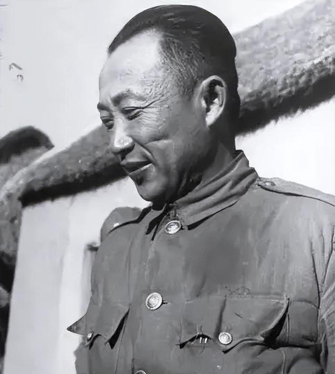 1949年1月，淮海战役陈官庄包围圈里，国民党第二兵团司令邱清泉，昔日素有“邱疯