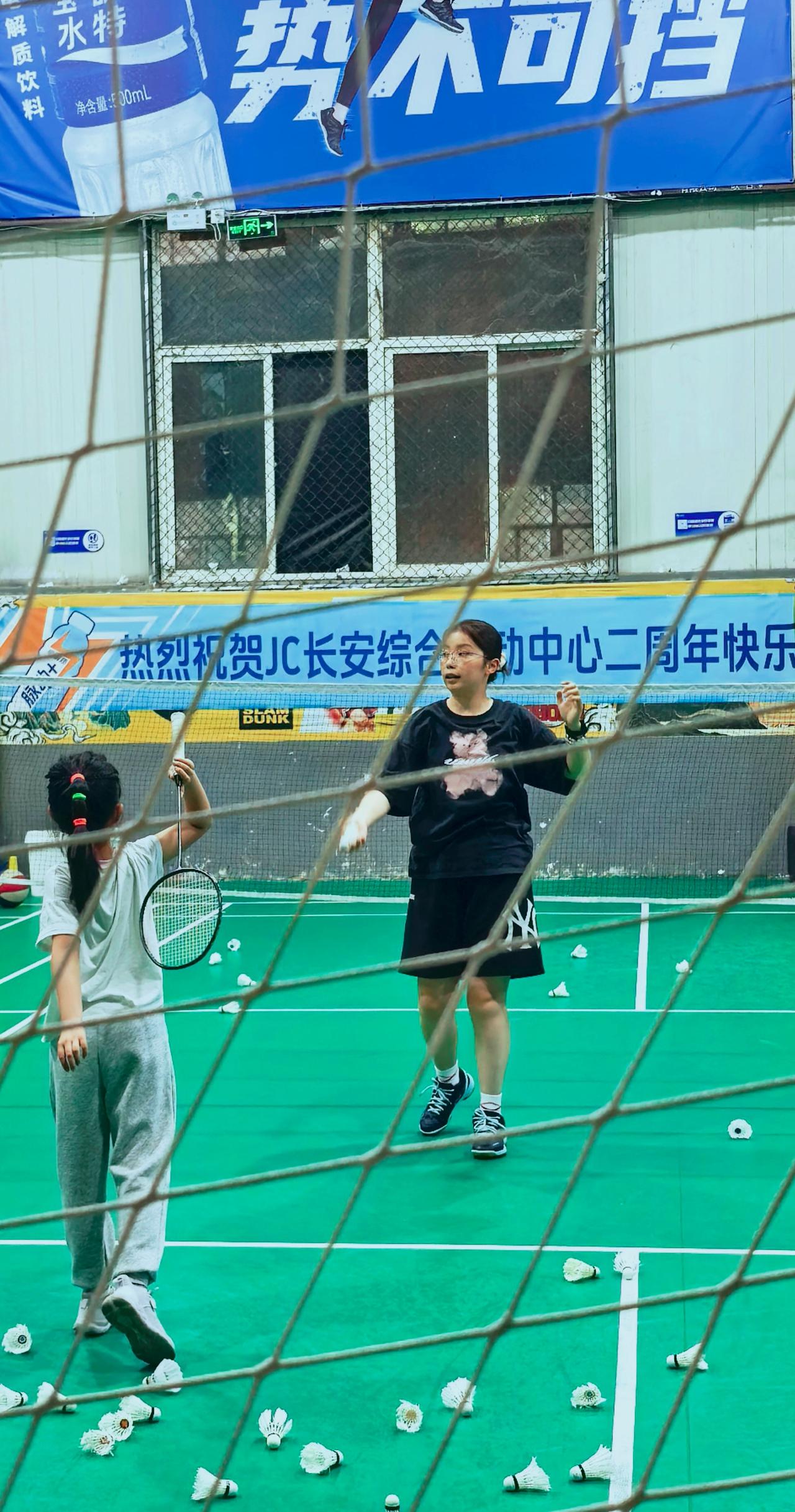 网前的小老师
妈妈陪练羽毛球，女儿举拍的样子，忽然想起我们小时候的模样，那满地的