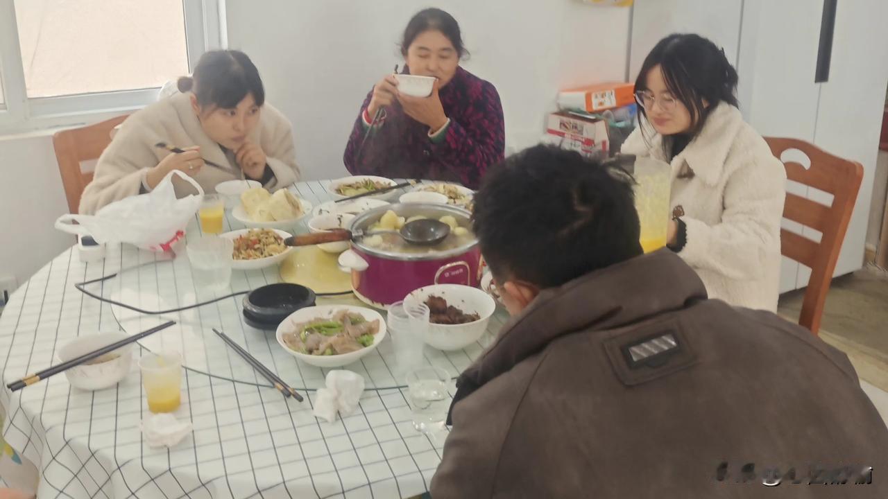 下联:双喜临门好运开
上联:五福入户吉祥兆
           (请对上联)