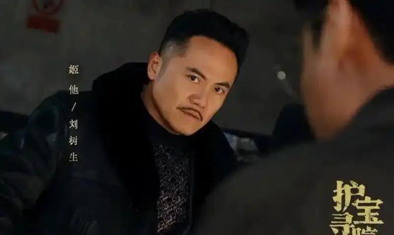 演艺圈关系户很多，姬他用演技征服了观众，表哥的戏里都有他，但每一个角色都像雕琢般