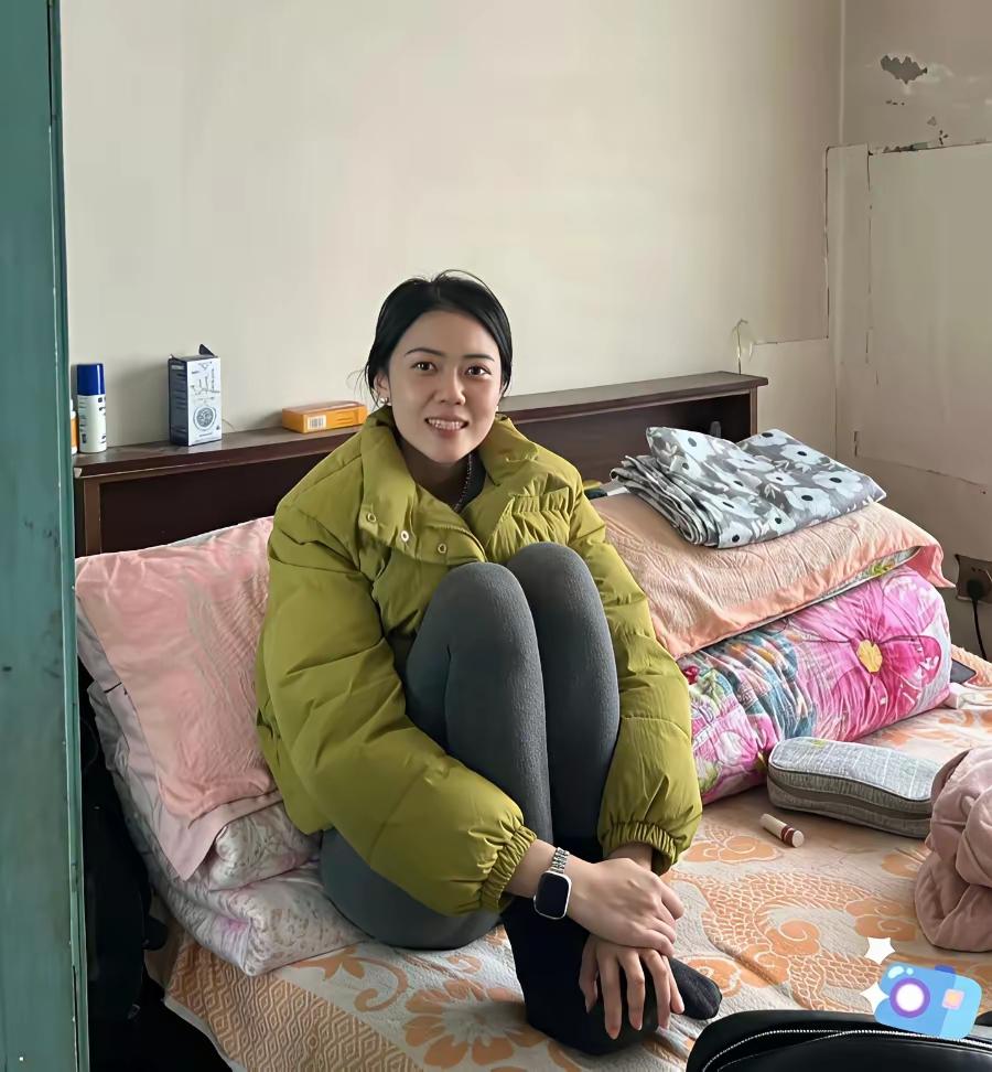 留守的小嫂子，是乡村里别样的风景。独自扛起家里的农活，成了田野间的温柔风景。她也