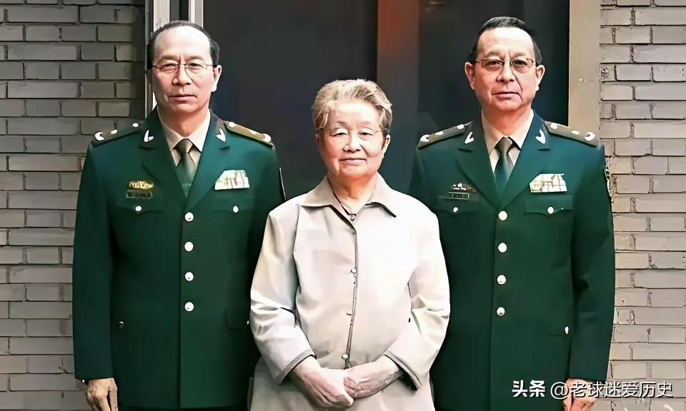 这张照片定格了开国少将金如柏遗孀郑织文与两个儿子金一明、金一南的温馨瞬间。
母亲