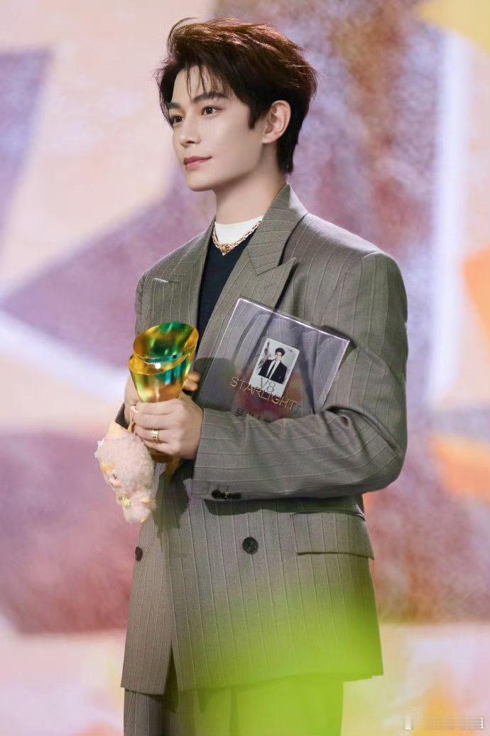 丁禹兮要拍斩神 丁禹兮或将要拍《斩神》，演男主林七夜。演员丁禹兮可塑性很强，帅哥