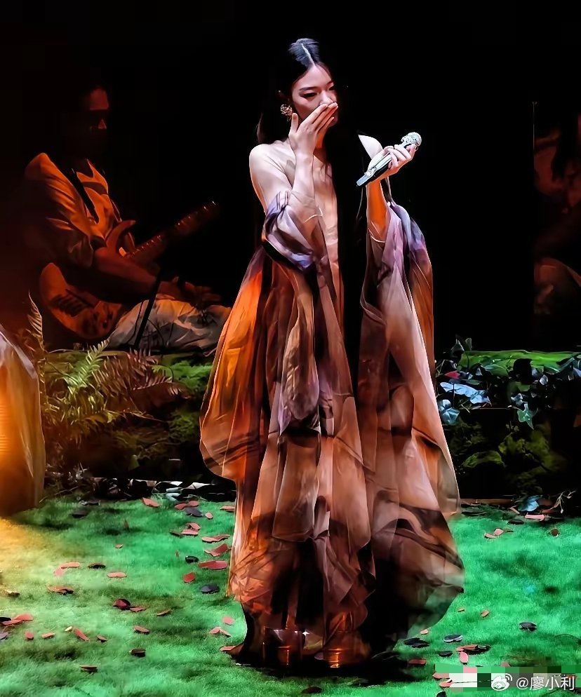 单依纯承担全额版权使用费及赔偿记得李健曾经语重深长地对单依纯说：你现在是个学生，