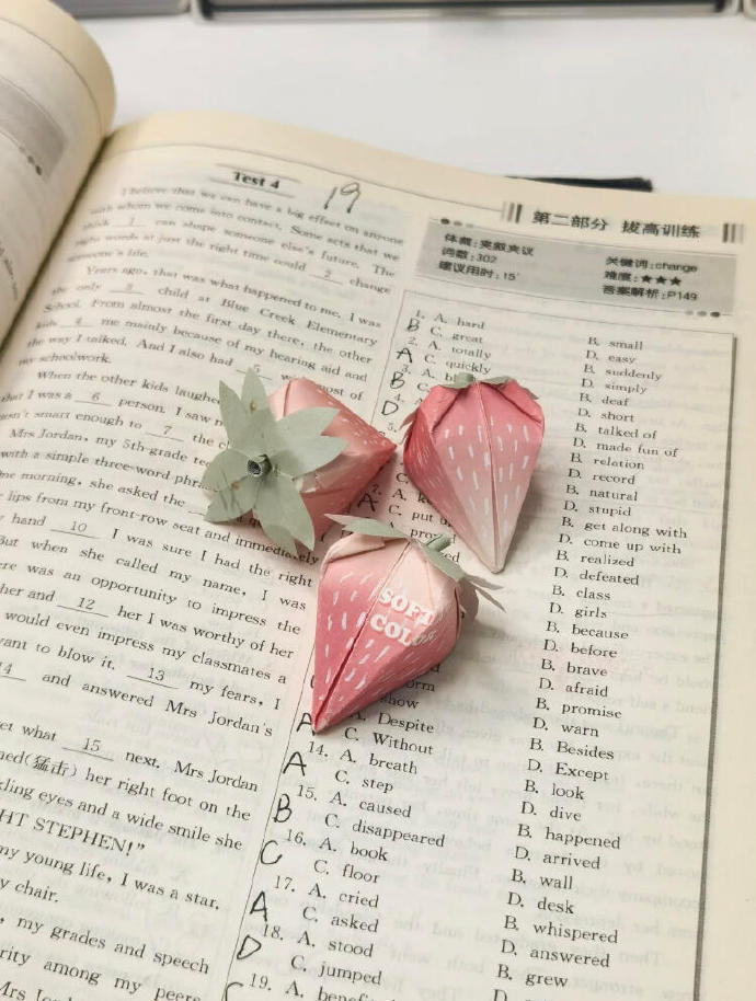 第一个做出折纸草莓的人是怎么想到的呢 ​​​