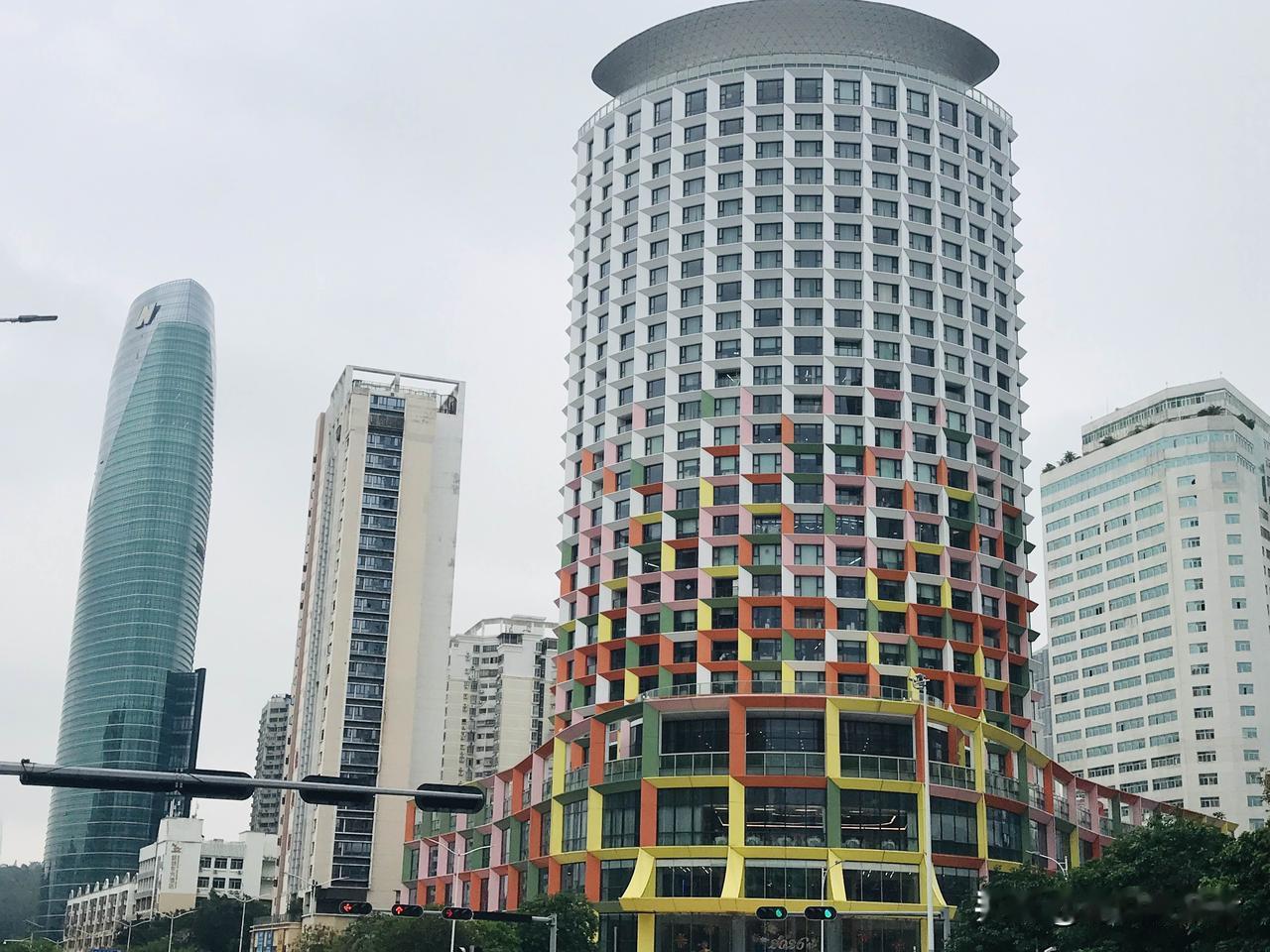 深圳的楼盘不仅千姿百态，而且色彩斑斓的不在少数。这四幢大楼是一走出景田地铁口，就