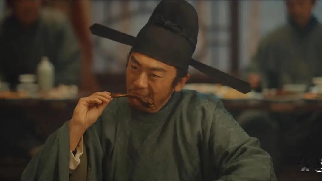 在影视剧《太平年》，看见郭荣、赵匡胤围炉吃烤肉、共饮热酒，郭家父子吃胡饼和羊肉汤