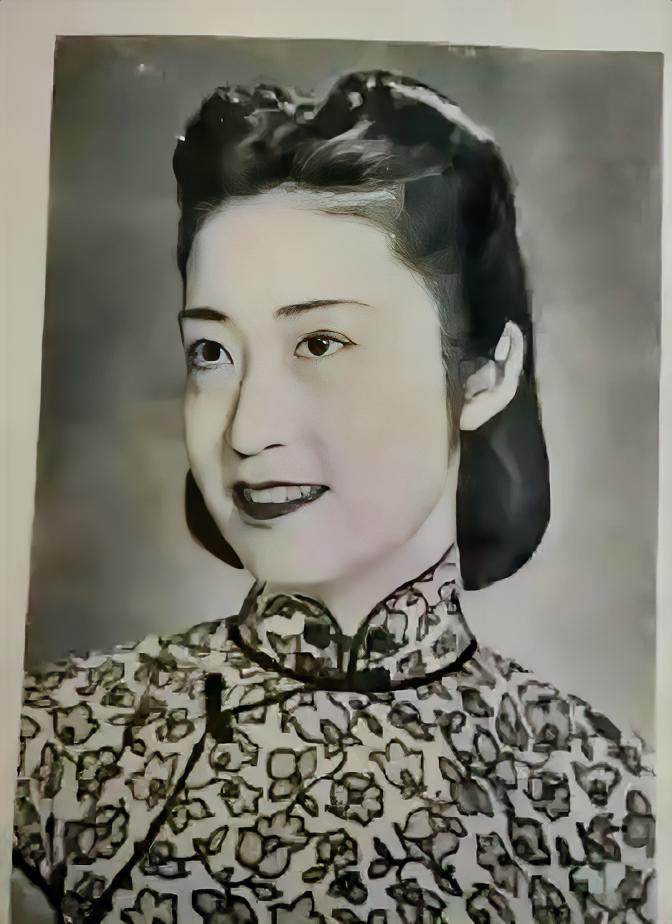 1927年，北京饭店，22岁的唐怡莹趁丈夫不在，与25岁的张学良发生了关系。
