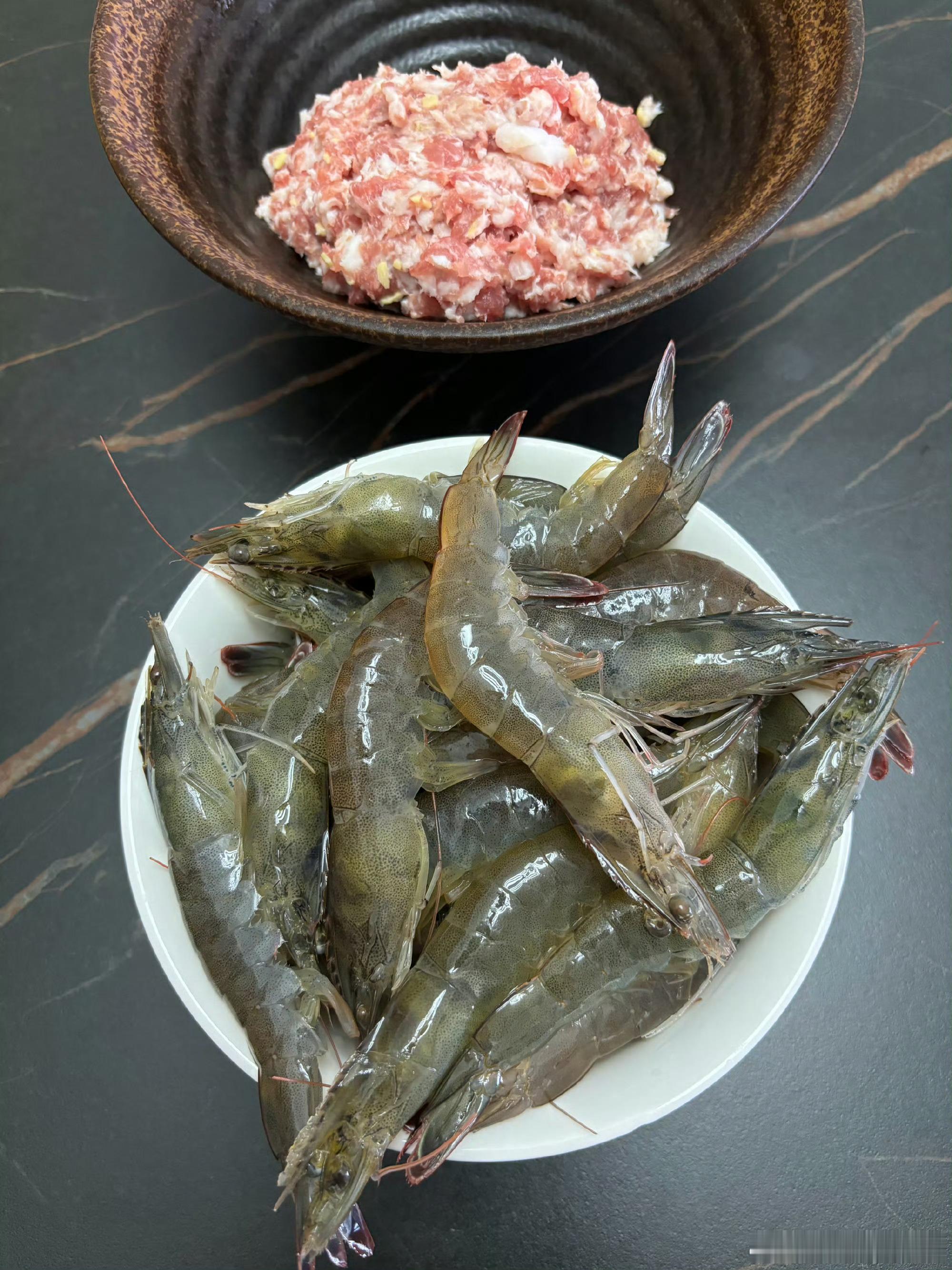 女儿限定款抄手（馄饨）活虾取虾肉，混合手剁黑猪肉，一点盐、几颗葱花、小半碗葱姜水