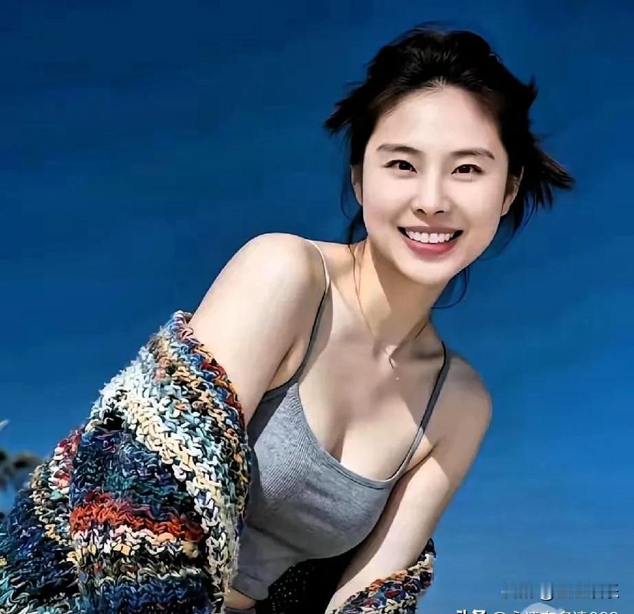 球场上，她是让对手胆寒的“大心脏”后卫。
2022年女篮世界杯，最后17秒，她稳