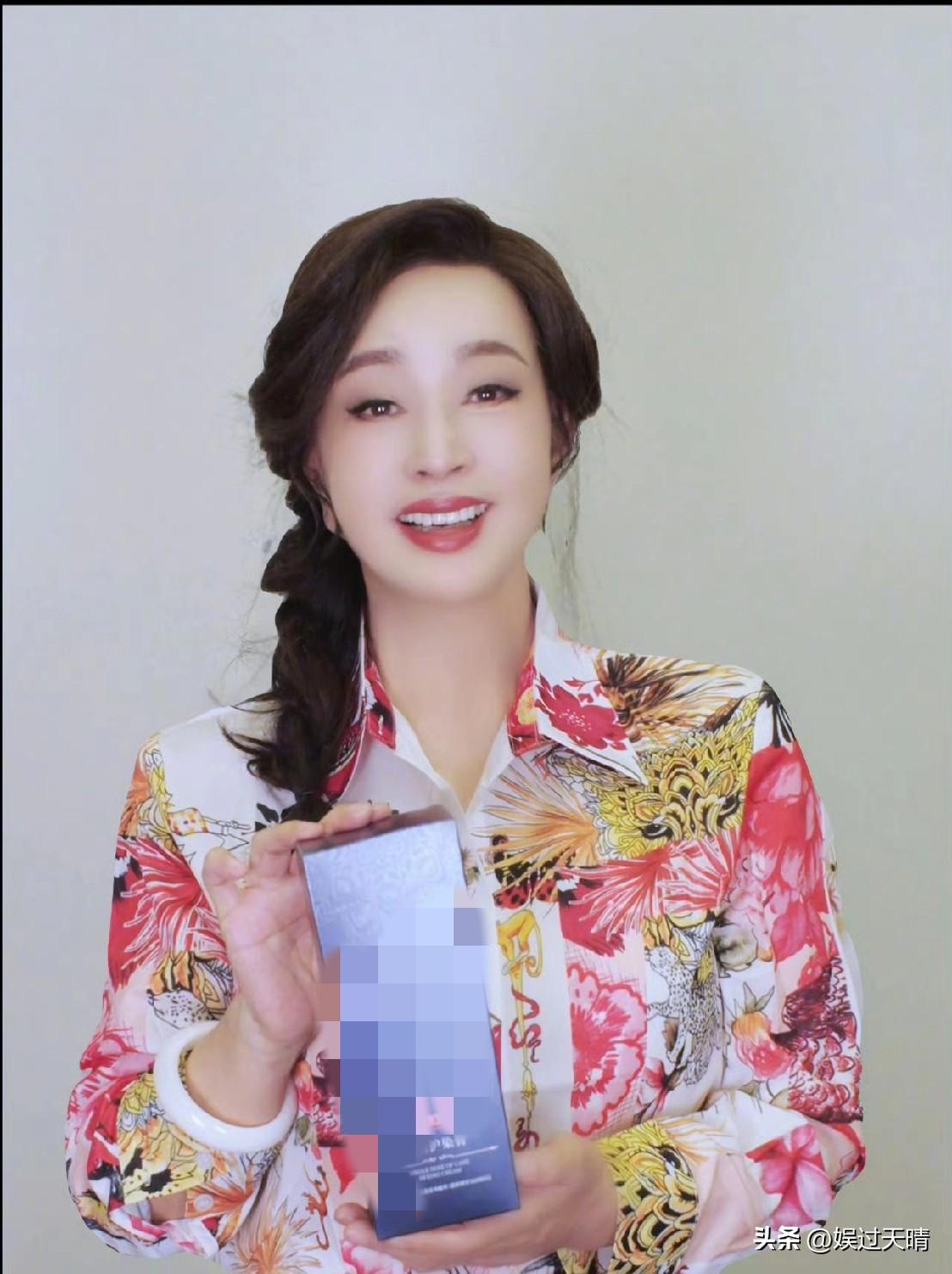 刘晓庆彻底心寒了！
3月25日，有人造谣刘晓庆去世，还诬陷刘晓庆家里有违规建筑，