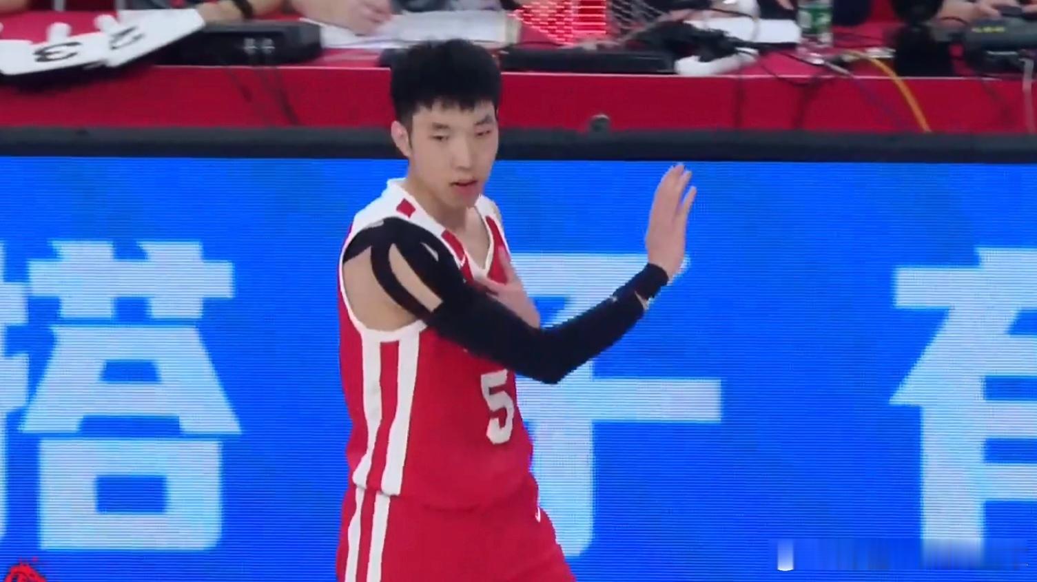 三节快讯，中国男篮67-54KK FMP男篮领先13分！中国男篮三人上双稳住局面