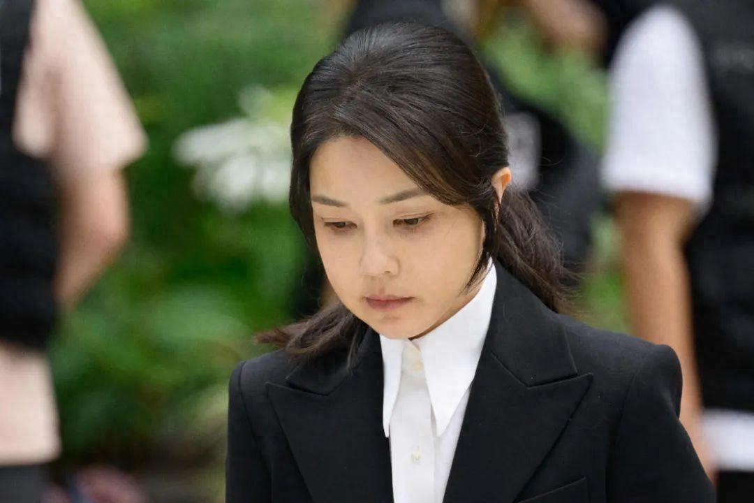8月12日深夜，韩国首尔南部拘留所铁门闭合声划破寂静。金建希穿着深色外套，步履蹒