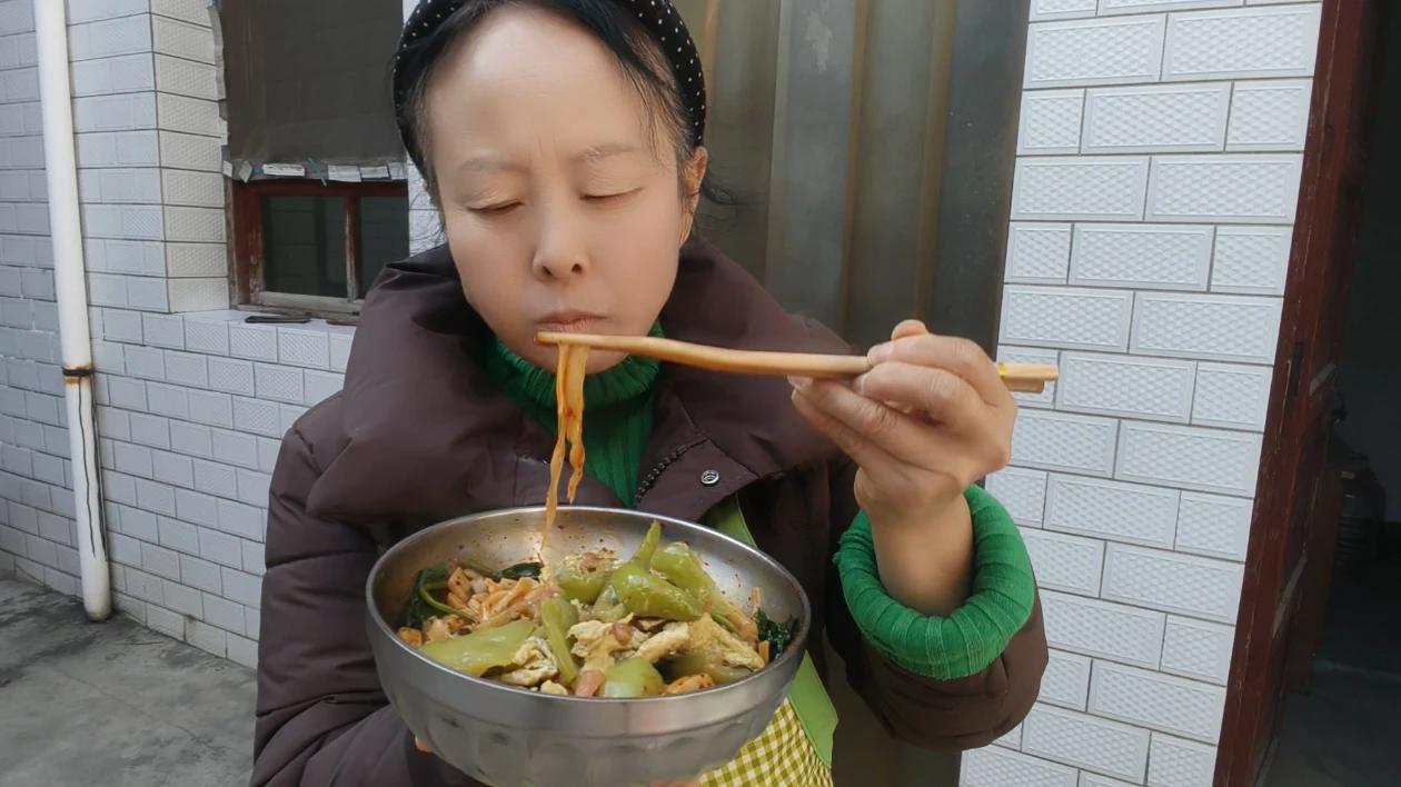 其实我也不是一个讲究人，二十年前偶尔一次去买化妆品，老板看我有黑眼圈和眼袋，就介