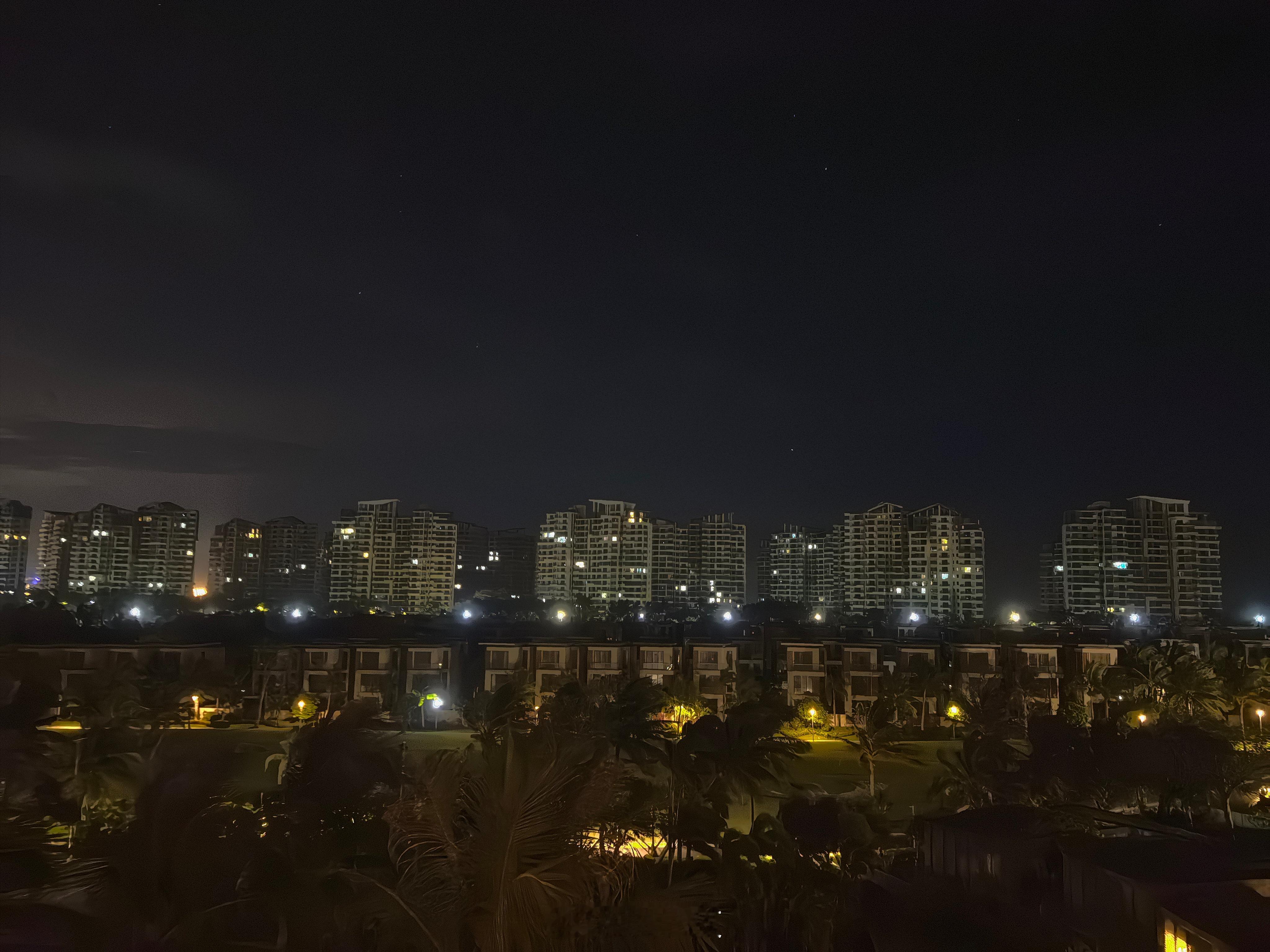 养老还得呆在城市里。千万不要冲动买养老房投资回报，我在海南替你们看过了，入住率真