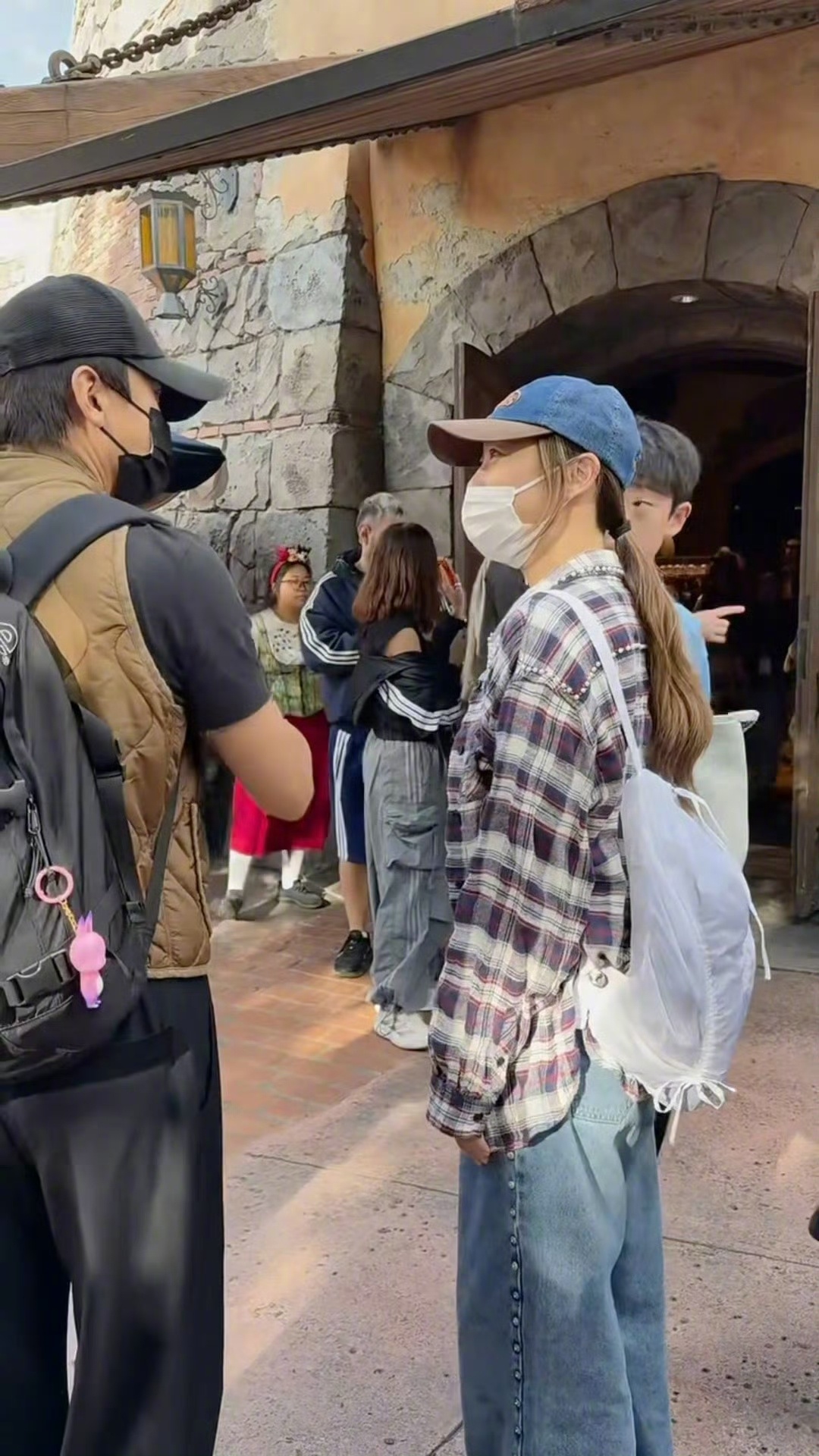 邓超应采儿迪士尼互相偶遇迪士尼偶遇应采儿邓超笑不活了！网友偶遇应采儿，结果应采儿