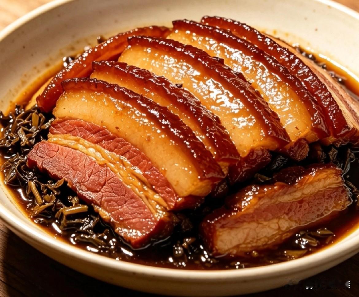 我父亲喜欢吃红烧肉，还喜欢吃梅干菜蒸扣肉。
这是他经常吃的"荤菜"。
像牛、羊、