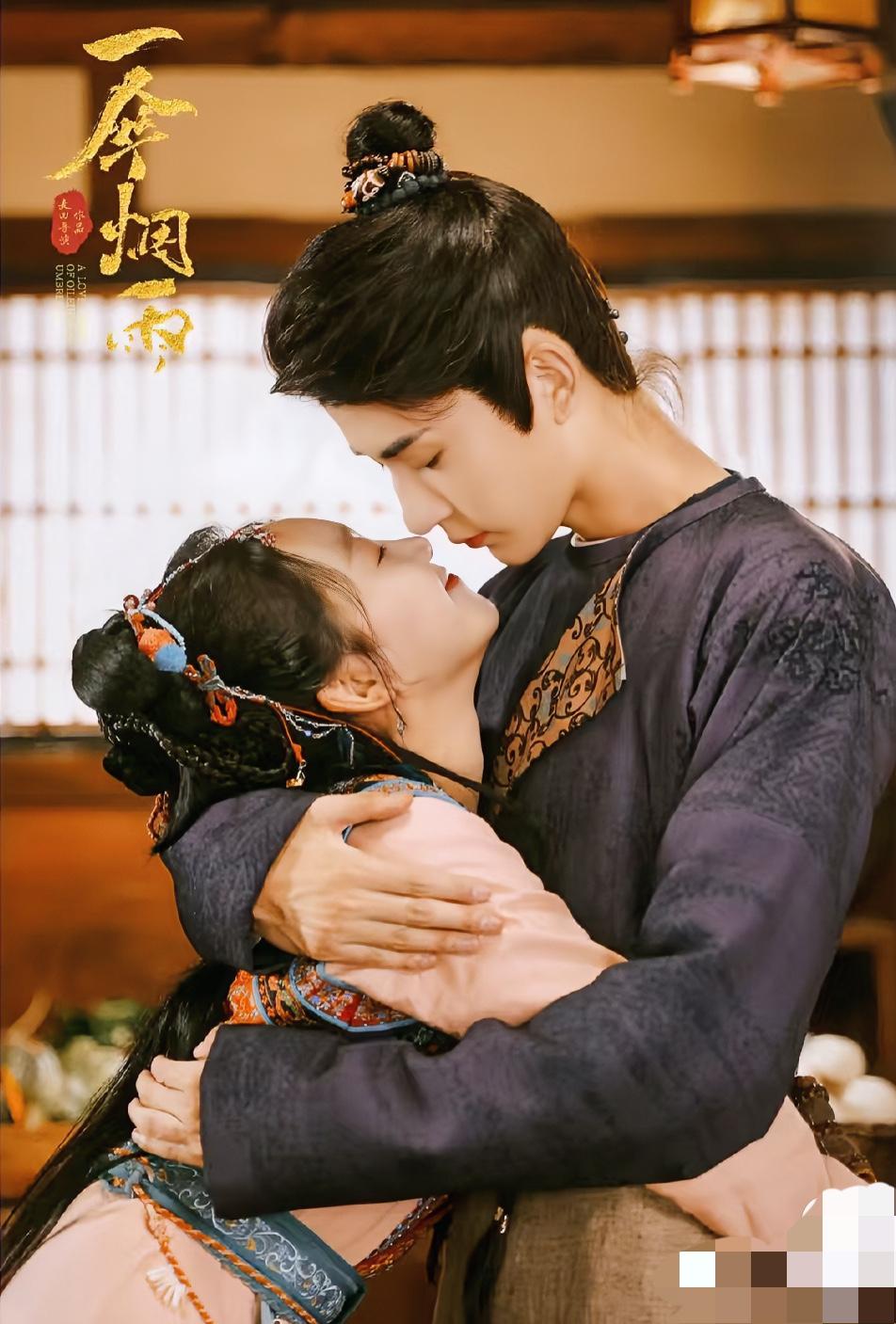 既有实力又有颜值的男演员雨夜咖啡馆外，她抱着画册躲雨，白裙沾了星点水渍，睫毛上挂