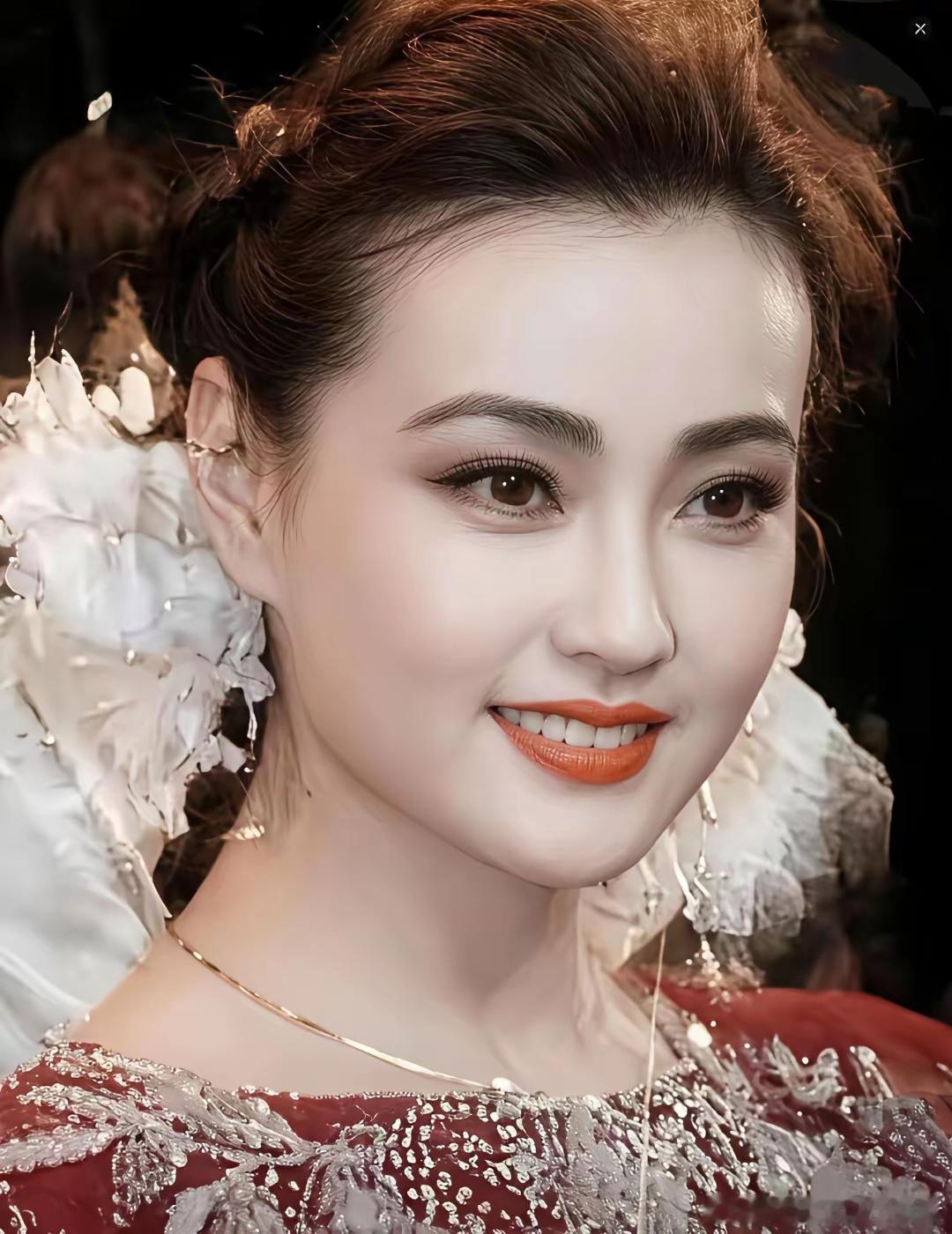 刘晓庆年轻时的照片，美艳大气，网友评价像赵明明。​​​​