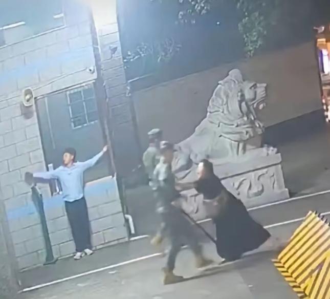 男子深夜遭追打，冲向武警营门求救，一名女子冲上来，竟敢对身前的武警哨兵动了手，太