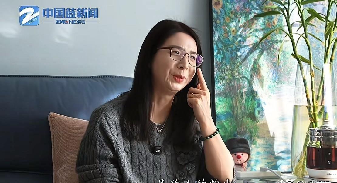 崔丽丽笑着扶了扶眼镜。
她说，斗志是敌人给的。
他们越想让她倒下，她越要站着。