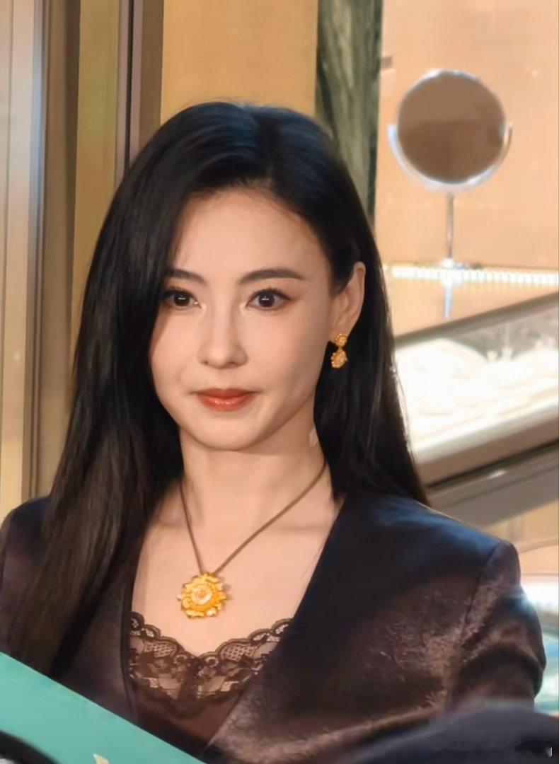 第二眼才看到张柏芝戴了黄金 黄金：我今天明明很闪。张柏芝的脸：你闪你的，我先美为
