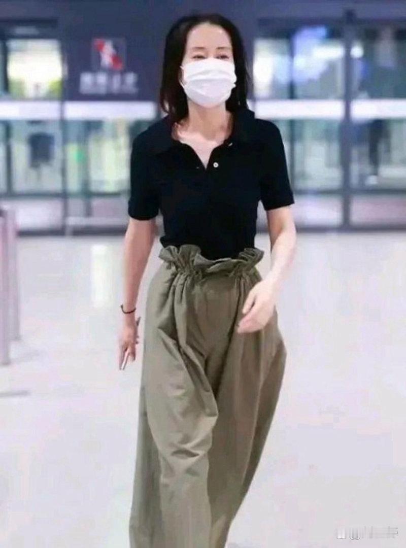 刘敏涛演技功底十分扎实，眼眸自带凌厉气场，一举一动都彰显着实力派演员的独特魅力。
