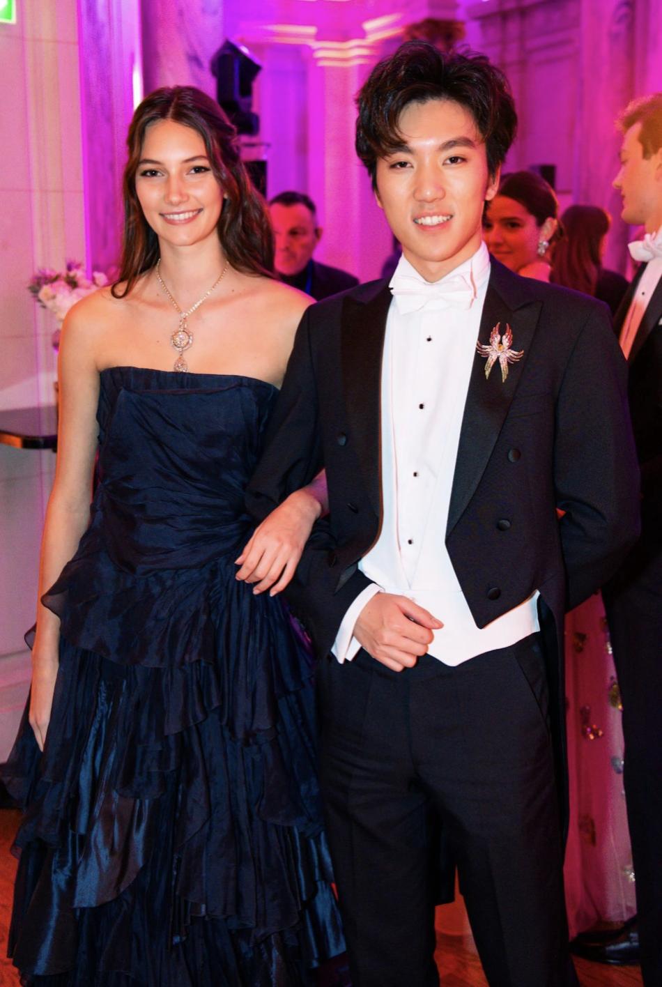巴黎名媛舞会大合照，东亚银行后人穿红色抢镜，甄子丹女儿坐边上
今年巴黎名媛舞会邀