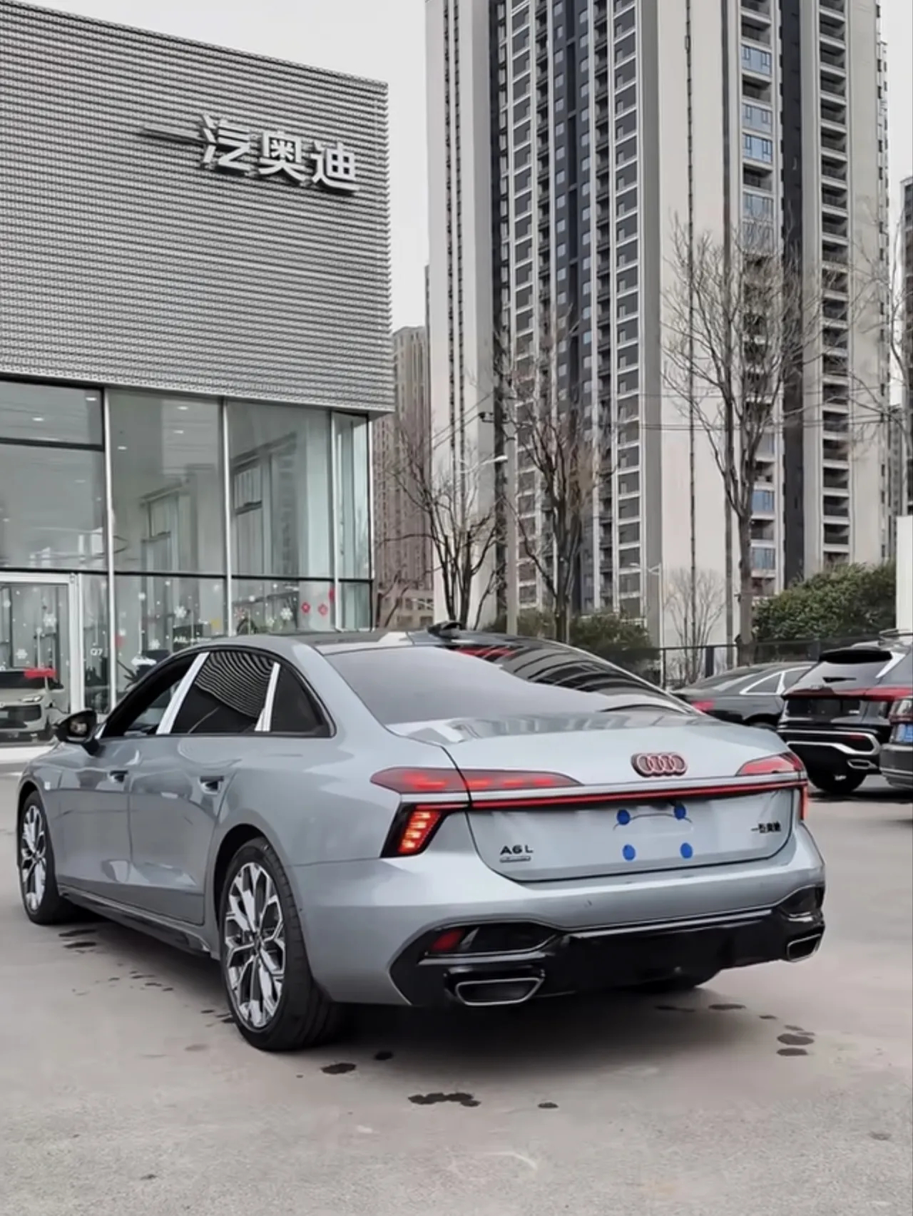 奥迪新款A6L，一看一个不吱声。后面看着就想到四个字：七零八落，从行政夹克的气场